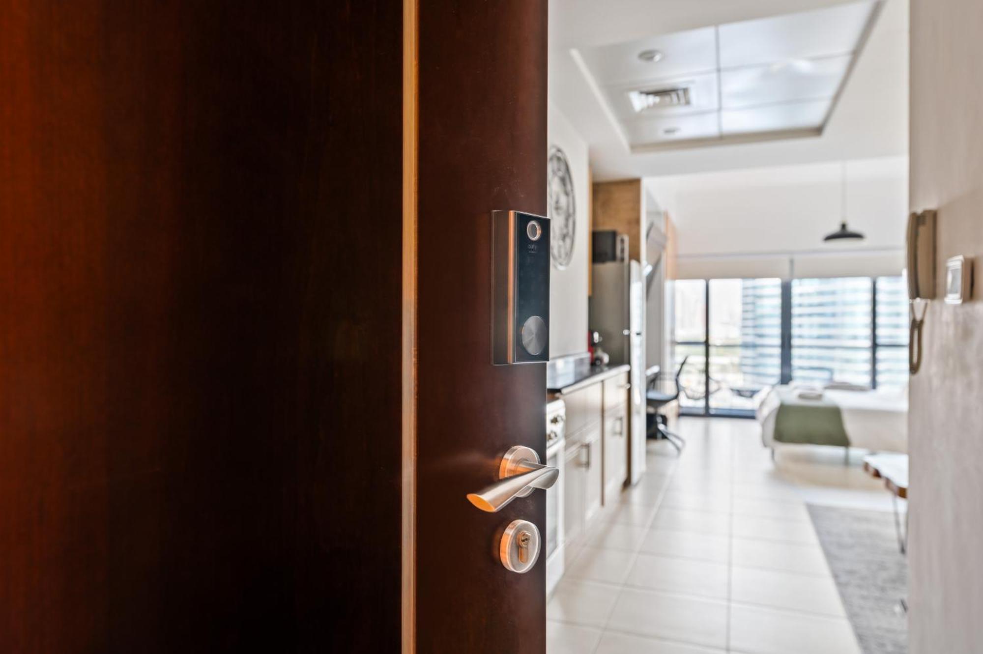 Upscale Studio Full Lake View In Goldcrest View Tower Dubai Bagian luar foto