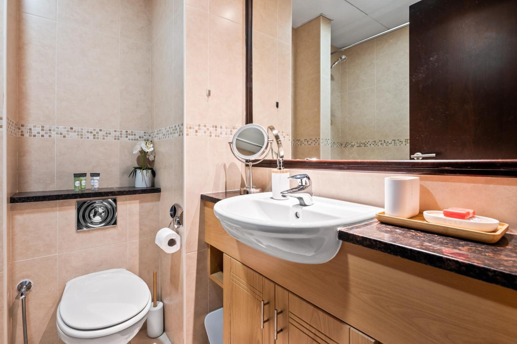 Upscale Studio Full Lake View In Goldcrest View Tower Dubai Bagian luar foto