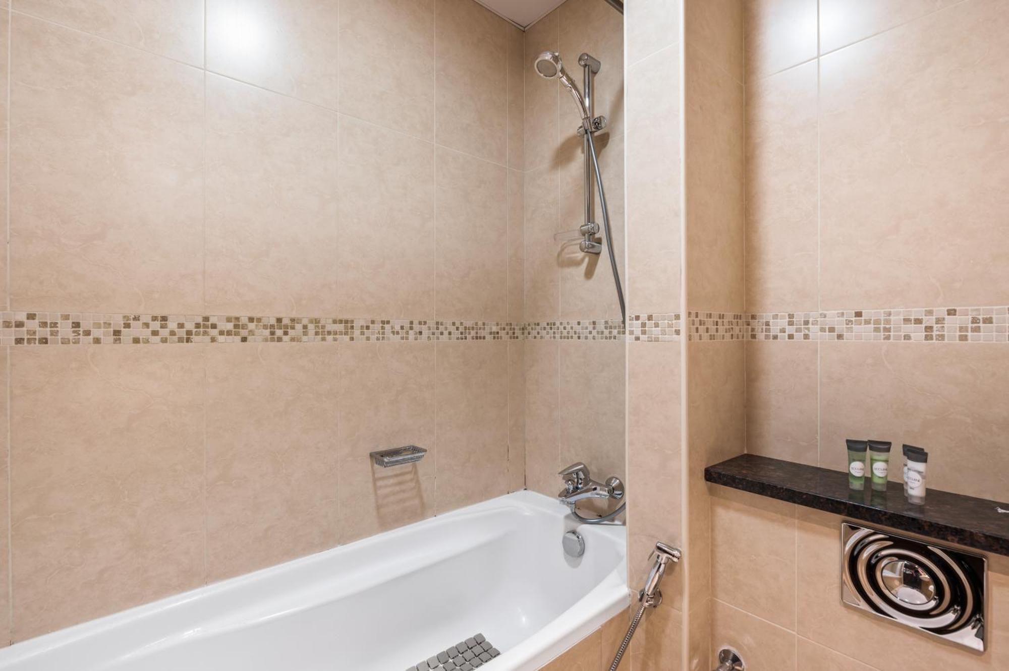 Upscale Studio Full Lake View In Goldcrest View Tower Dubai Bagian luar foto