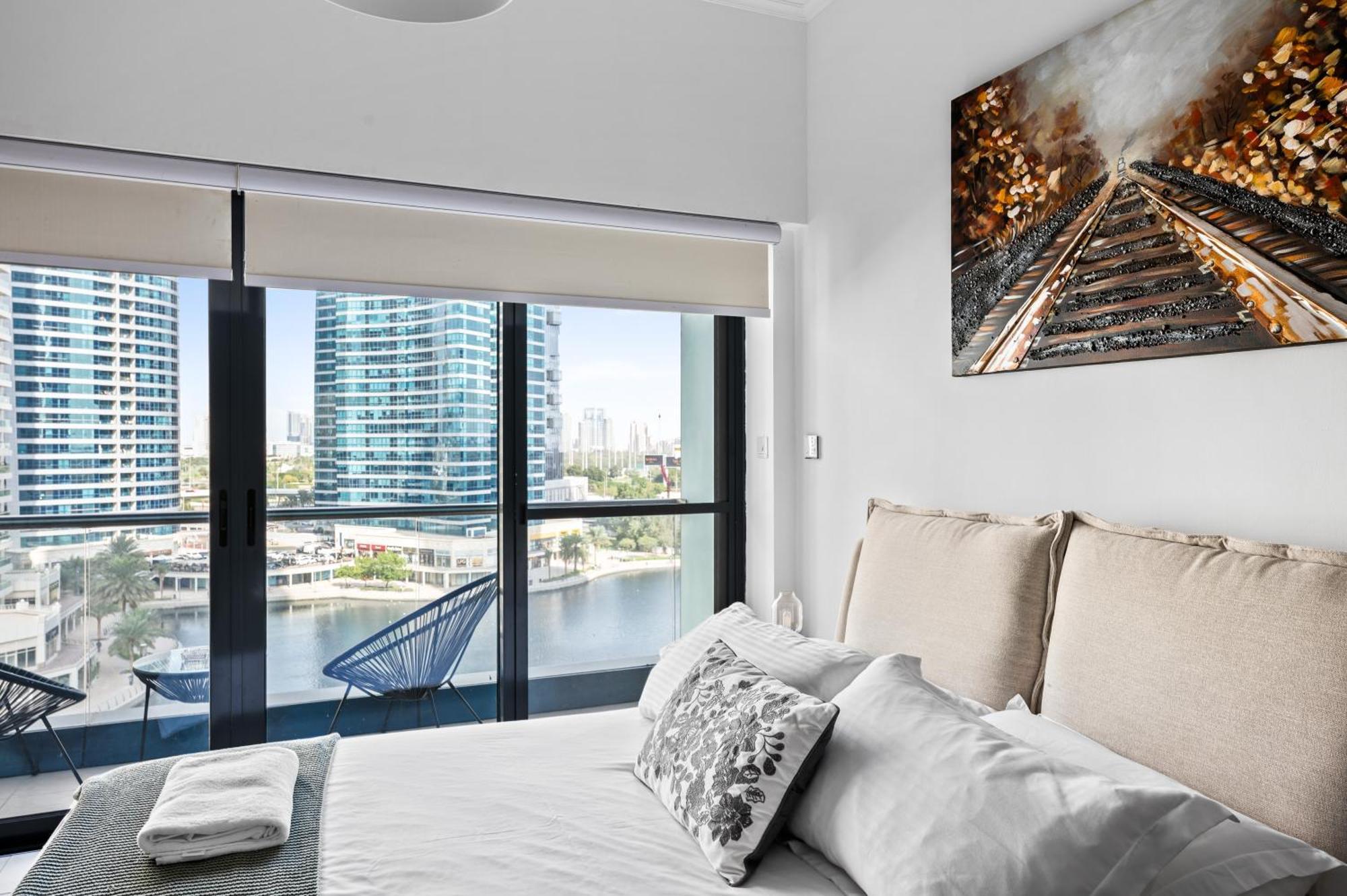 Upscale Studio Full Lake View In Goldcrest View Tower Dubai Bagian luar foto