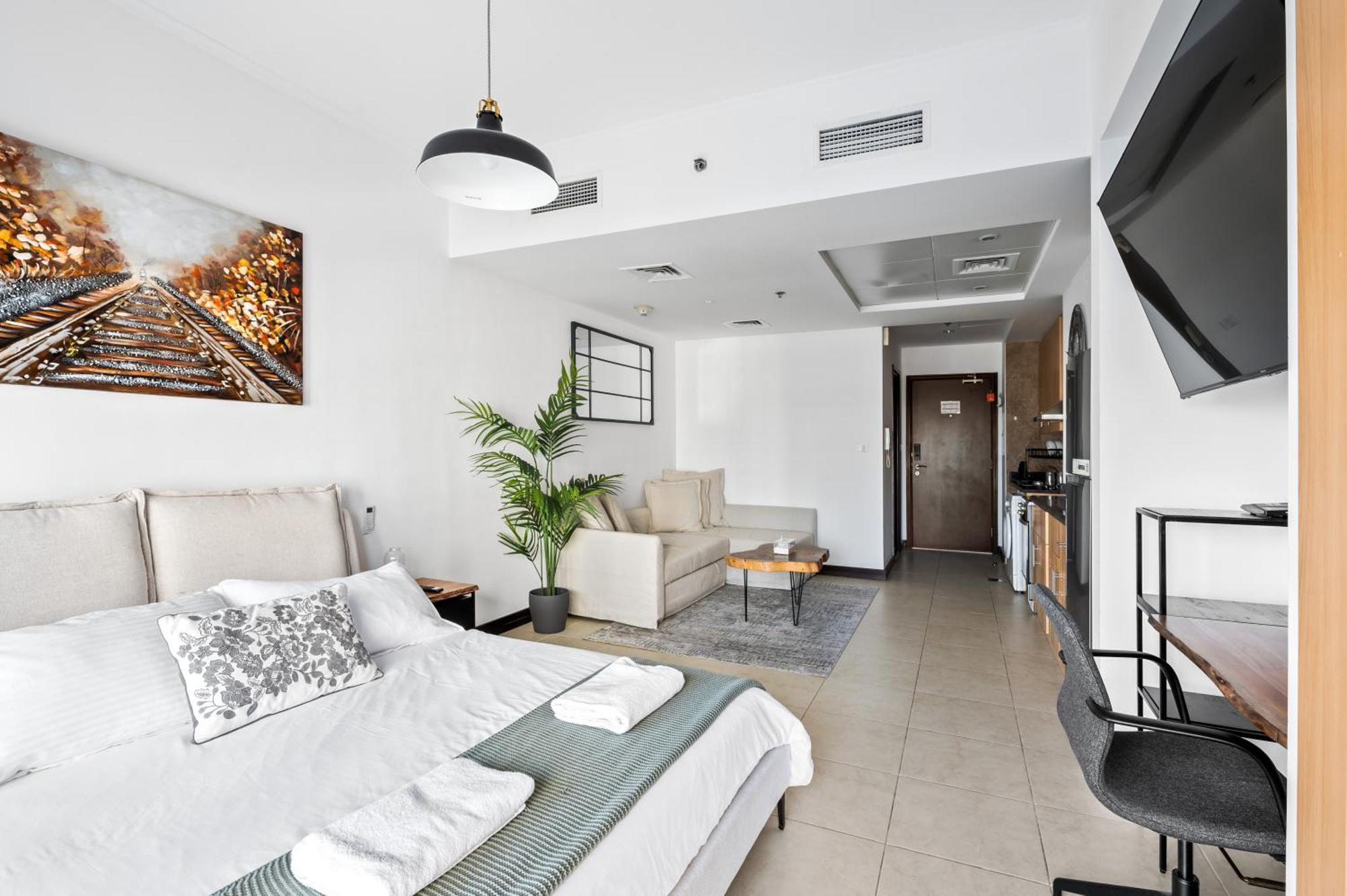 Upscale Studio Full Lake View In Goldcrest View Tower Dubai Bagian luar foto